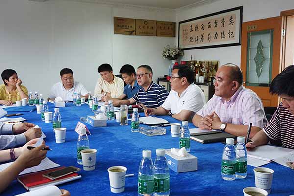 董長(zhǎng)軍董事長(zhǎng)和虞衛(wèi)總經(jīng)理向領(lǐng)導(dǎo)匯報(bào) 1527469889966632.jpg